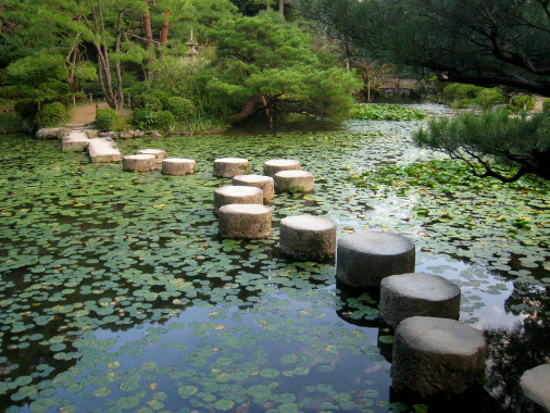 Chemin de pierres sur l'eau dans un jardin zen